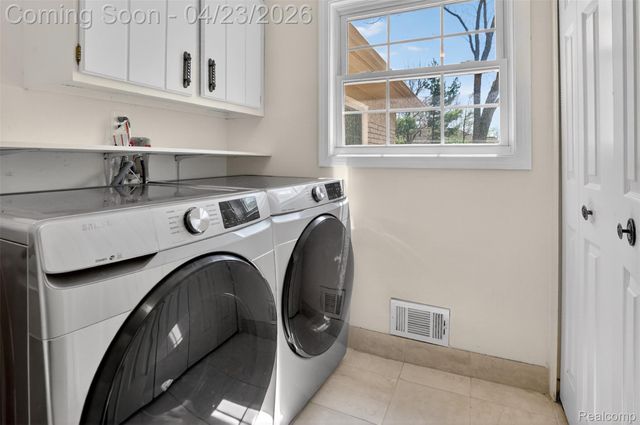 2795 Homewood Drive, Troy, MI 48098