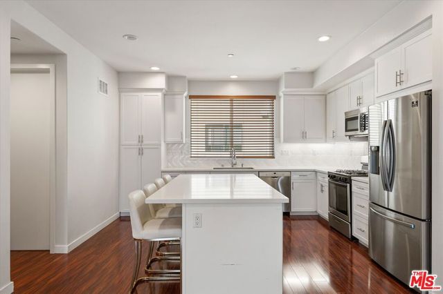 13225 Victory Boulevard, Van Nuys, CA 91401