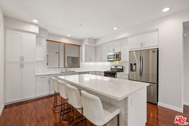 13225 Victory Boulevard, Van Nuys, CA 91401