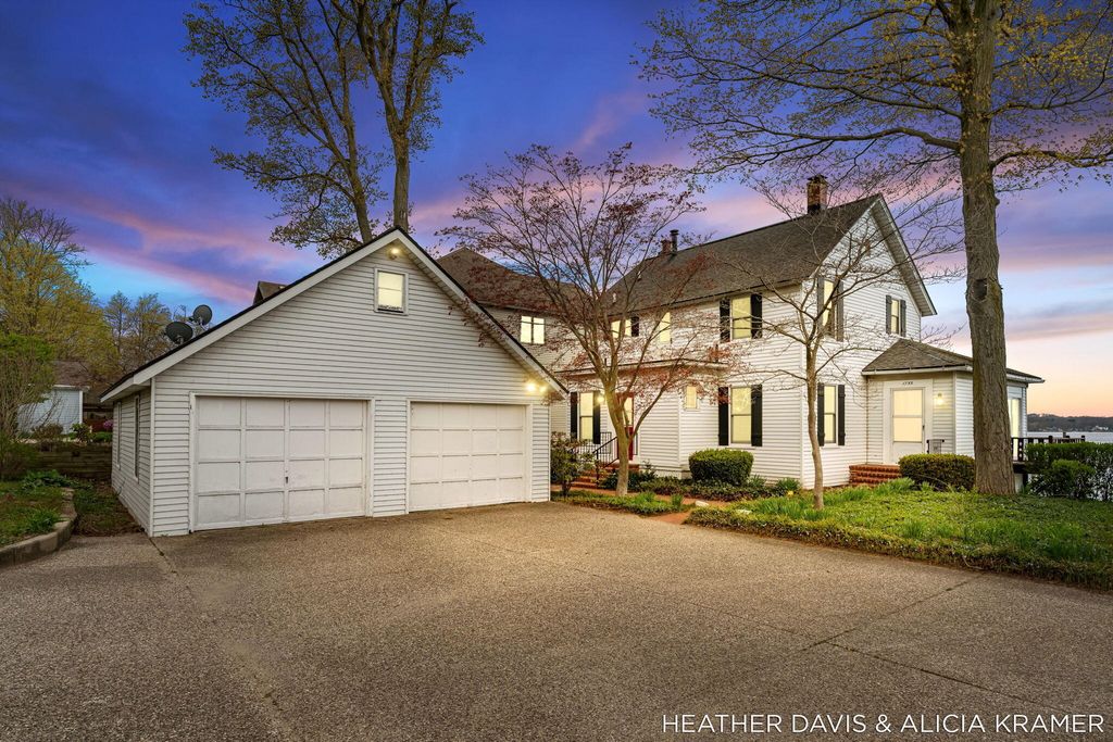 1755 South Shore Drive, Park Twp, MI 49423