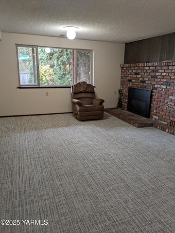 6804 Alpine Way, Yakima, WA 98908