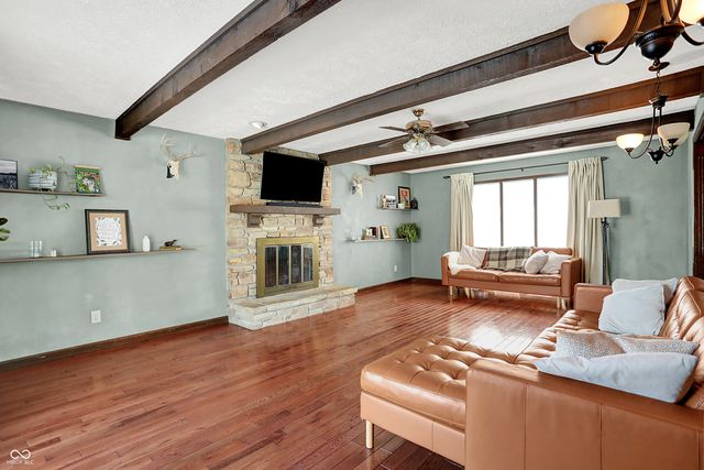 810 Granada Drive, Greenwood, IN 46143