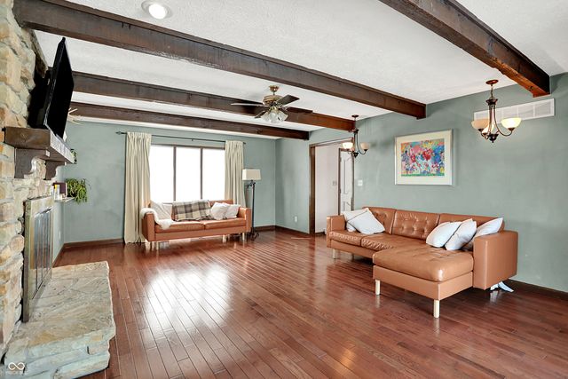 810 Granada Drive, Greenwood, IN 46143