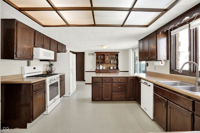 810 Granada Drive, Greenwood, IN 46143