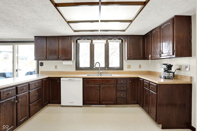 810 Granada Drive, Greenwood, IN 46143