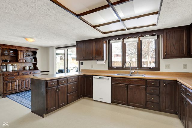 810 Granada Drive, Greenwood, IN 46143