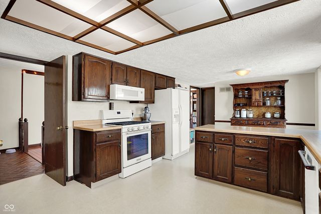 810 Granada Drive, Greenwood, IN 46143