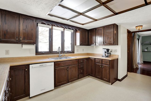 810 Granada Drive, Greenwood, IN 46143