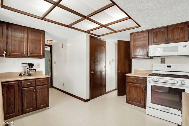 810 Granada Drive, Greenwood, IN 46143