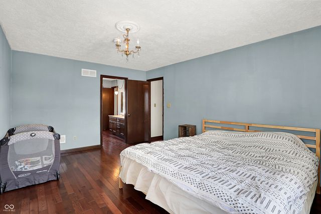 810 Granada Drive, Greenwood, IN 46143