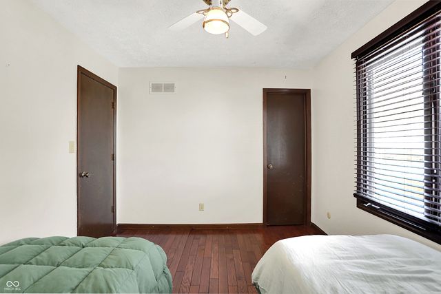 810 Granada Drive, Greenwood, IN 46143