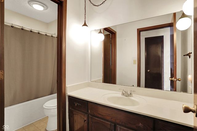 810 Granada Drive, Greenwood, IN 46143