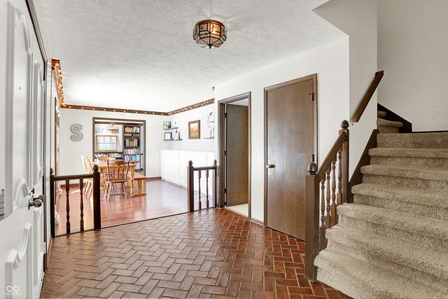 810 Granada Drive, Greenwood, IN 46143