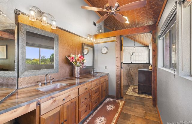 22 Indian Creek Loop, Kerrville, TX 78028