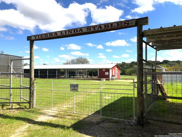 22 Indian Creek Loop, Kerrville, TX 78028