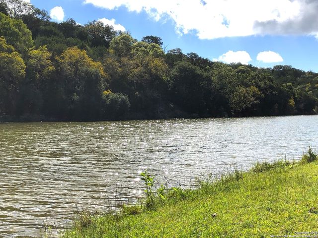 22 Indian Creek Loop, Kerrville, TX 78028