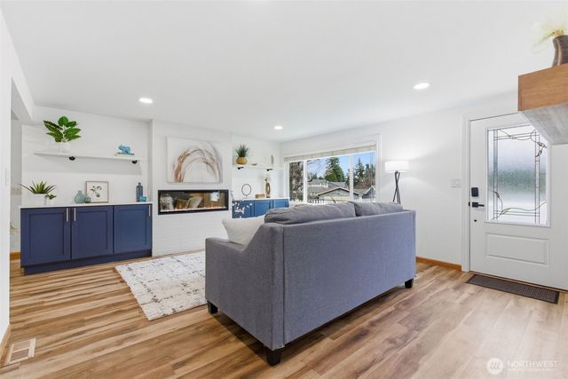 15304 Larch Way, Lynnwood, WA 98087