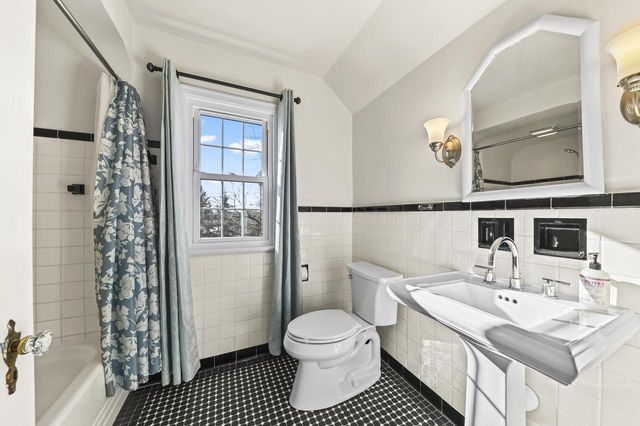 6321 W McKinley AVENUE, Wauwatosa, WI 53213