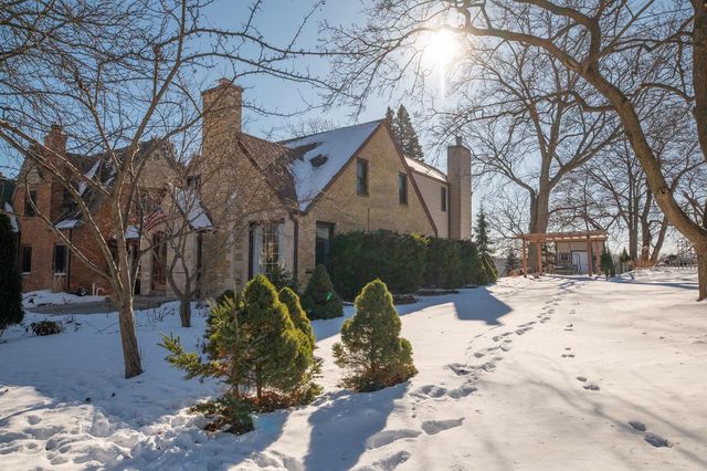 6321 W McKinley AVENUE, Wauwatosa, WI 53213