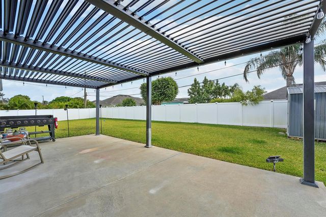 684 SW Jada Road, Port St. Lucie, FL 34953