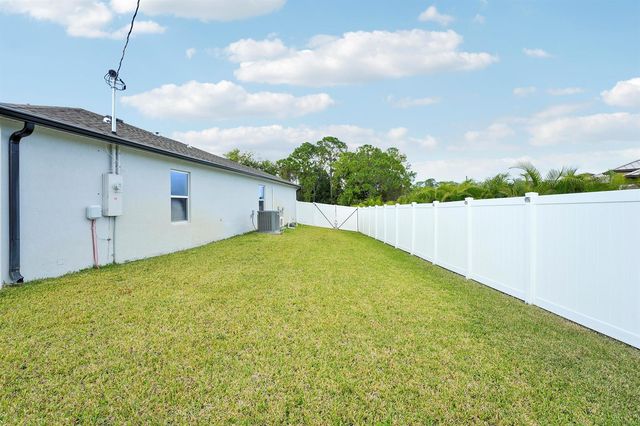 684 SW Jada Road, Port St. Lucie, FL 34953