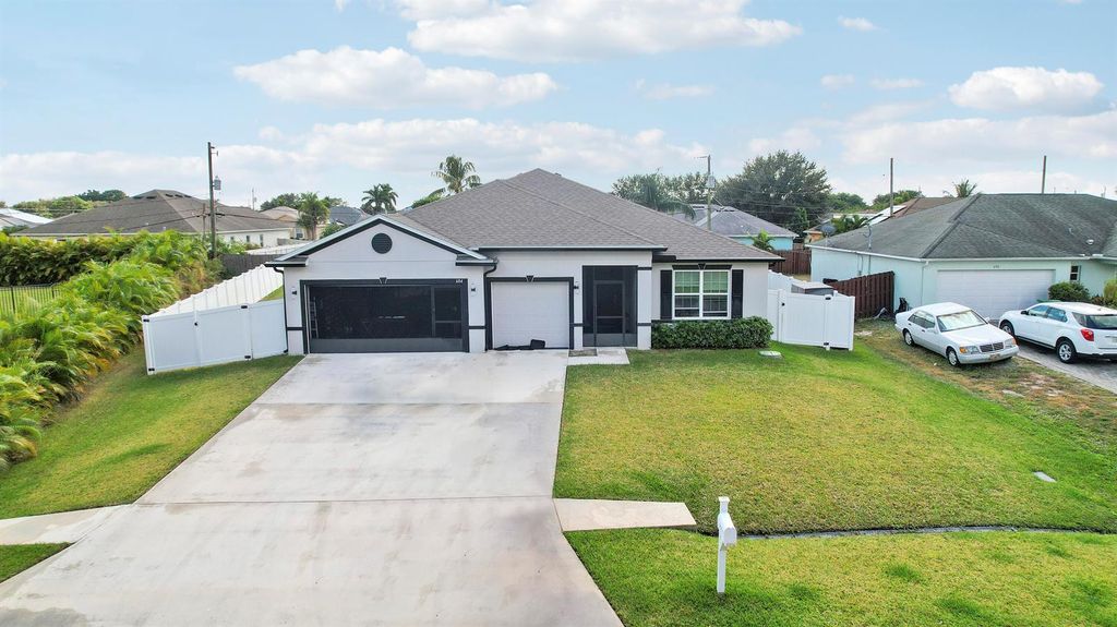 684 SW Jada Road, Port St. Lucie, FL 34953