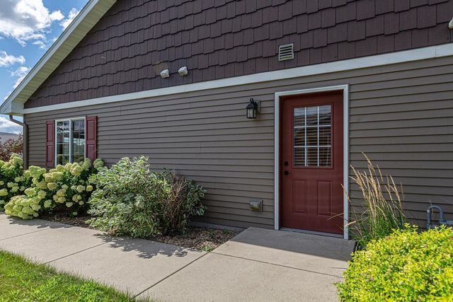 2203 Rolling Green Lane, North Mankato, MN 56003