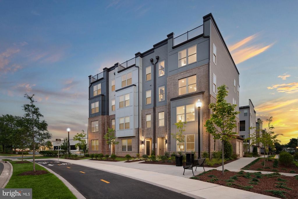 2167 GLACIER RD, Herndon, VA 20170