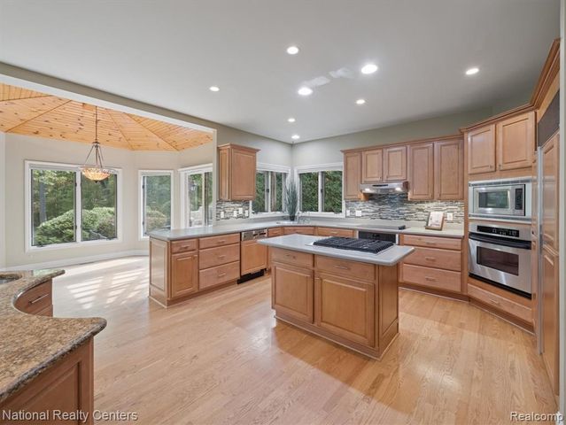 1569 Gleneagles, Highland, MI 48357