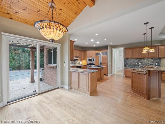 1569 Gleneagles, Highland, MI 48357