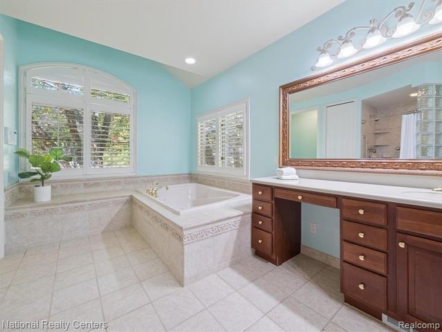 1569 Gleneagles, Highland, MI 48357