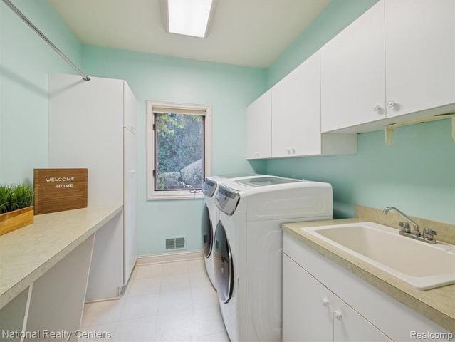 1569 Gleneagles, Highland, MI 48357