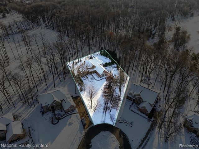 1569 Gleneagles, Highland, MI 48357