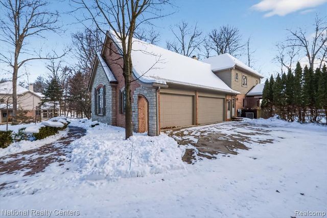 1569 Gleneagles, Highland, MI 48357