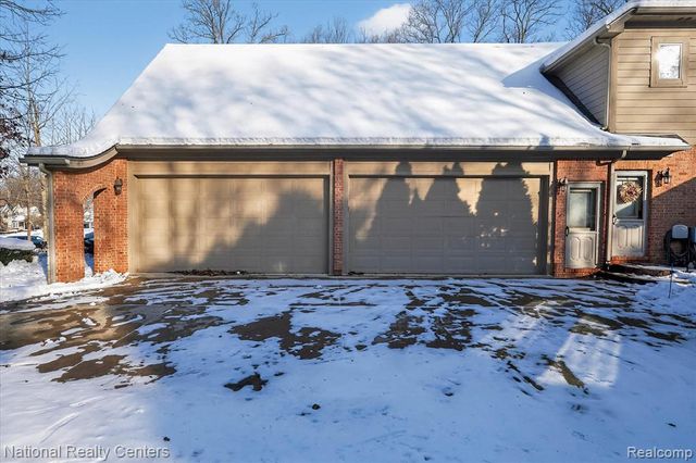 1569 Gleneagles, Highland, MI 48357