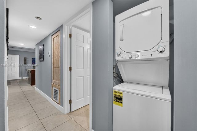 3007 N Oakland Forest Drive 107, Oakland Park, FL 33309