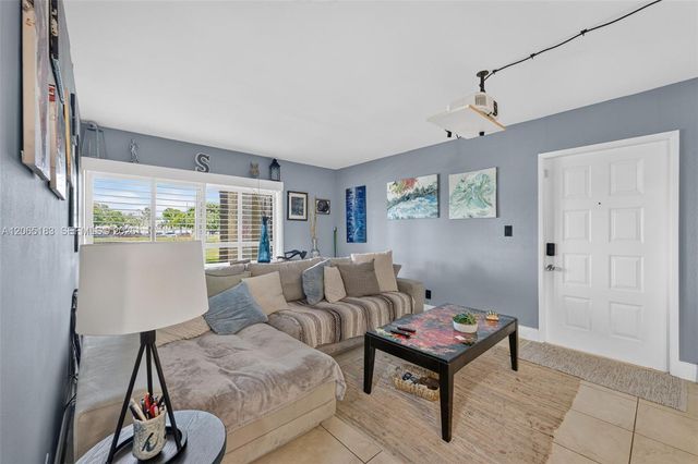 3007 N Oakland Forest Drive 107, Oakland Park, FL 33309