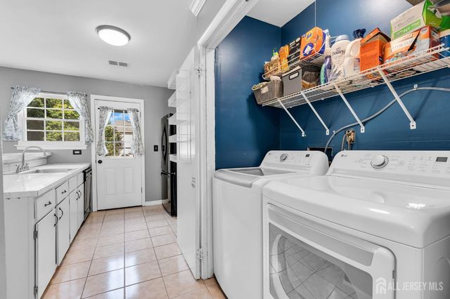 49 Lantern Lane, Sayreville, NJ 08872