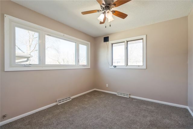 158 32nd St NW, Cedar Rapids, IA 52405