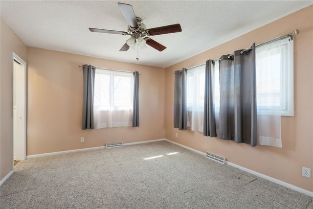 158 32nd St NW, Cedar Rapids, IA 52405