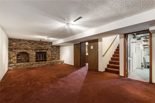 158 32nd St NW, Cedar Rapids, IA 52405