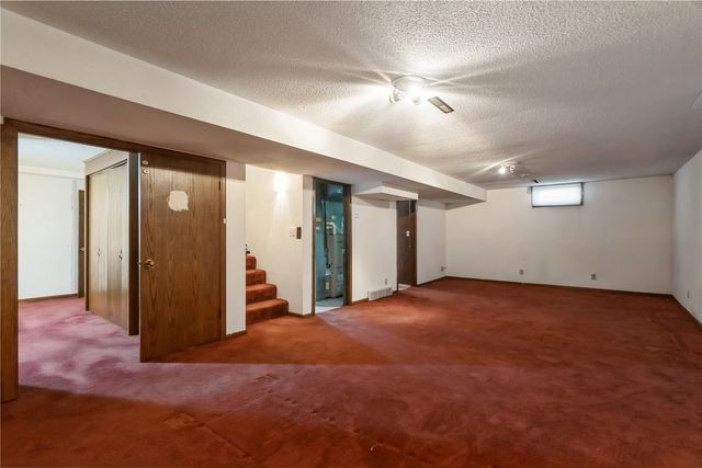 158 32nd St NW, Cedar Rapids, IA 52405