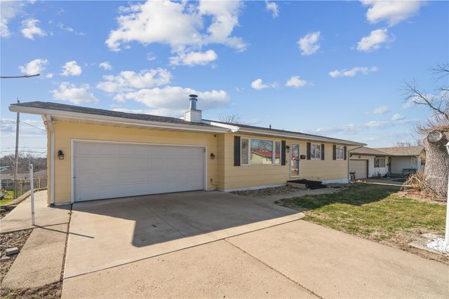 158 32nd St NW, Cedar Rapids, IA 52405