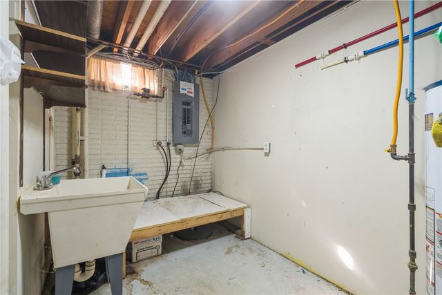 158 32nd St NW, Cedar Rapids, IA 52405