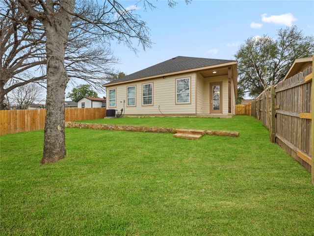 1033 E Bowie Street, Fort Worth, TX 76104