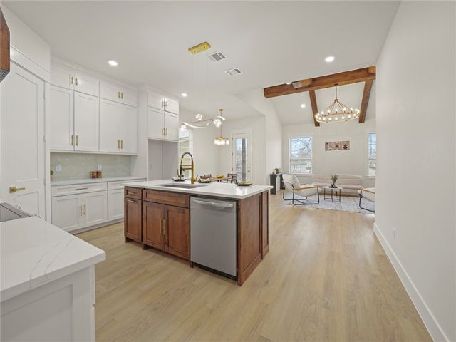 1033 E Bowie Street, Fort Worth, TX 76104