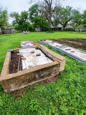 300 NW 2nd Street, Hubbard, TX 76648