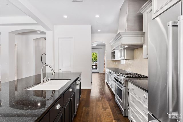 2706 Oakley Street, Bakersfield, CA 93311