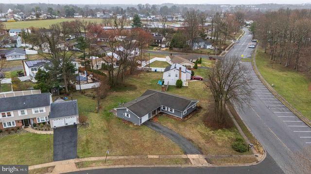 90 TWIN HILL DR, Willingboro, NJ 08046