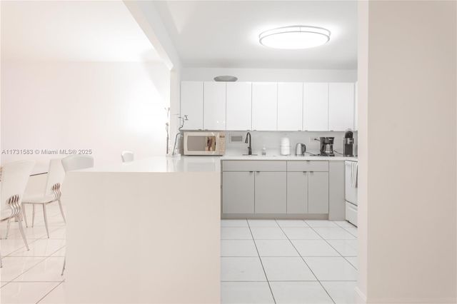 2301 Collins Ave 423, Miami Beach, FL 33139